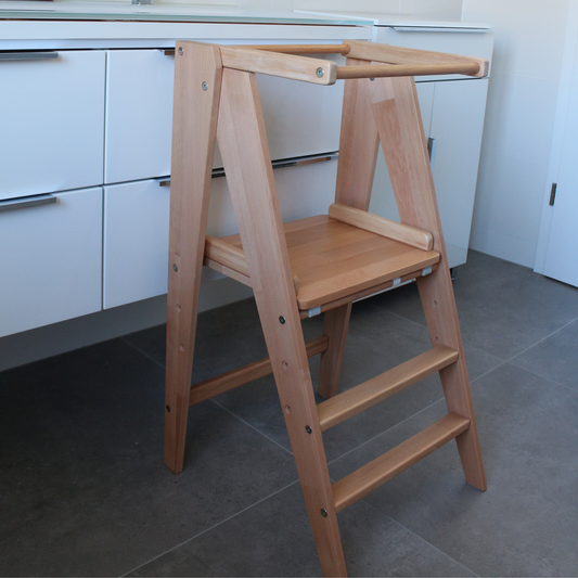 Moderner Montessori Lernturm aus Massivholz im skandinavischen Design für Kinder und Familien.