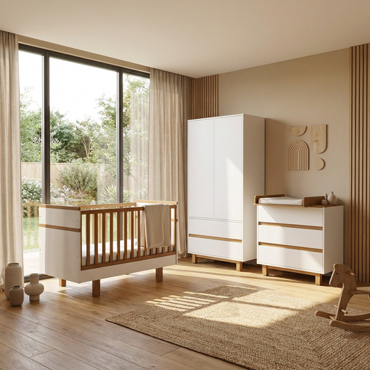 Vilha Babyzimmer-Set mit Babybett 70x140, Wickelkommode und Kleiderschrank in Weiß und Naturholz
