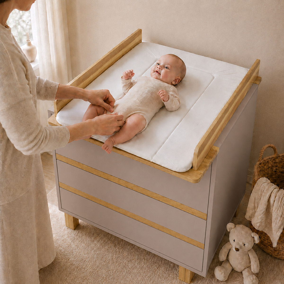 Baby beim Wickeln auf der VILHA Wickelkommode in Lehmgrau mit Wickelaufsatz aus Naturholz und großer Wickelfläche