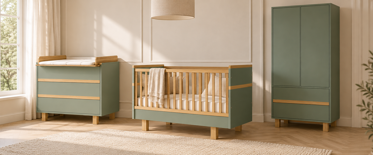Modernes VILHA Babyzimmer in Rauchgrün mit Babybett, Wickelkommode und Kleiderschrank mit Naturholz-Details