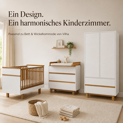 VILHA Kinderkleiderschrank 2-türig in Weiß Natur mit Babybett und Wickelkommode im harmonischen Babyzimmer