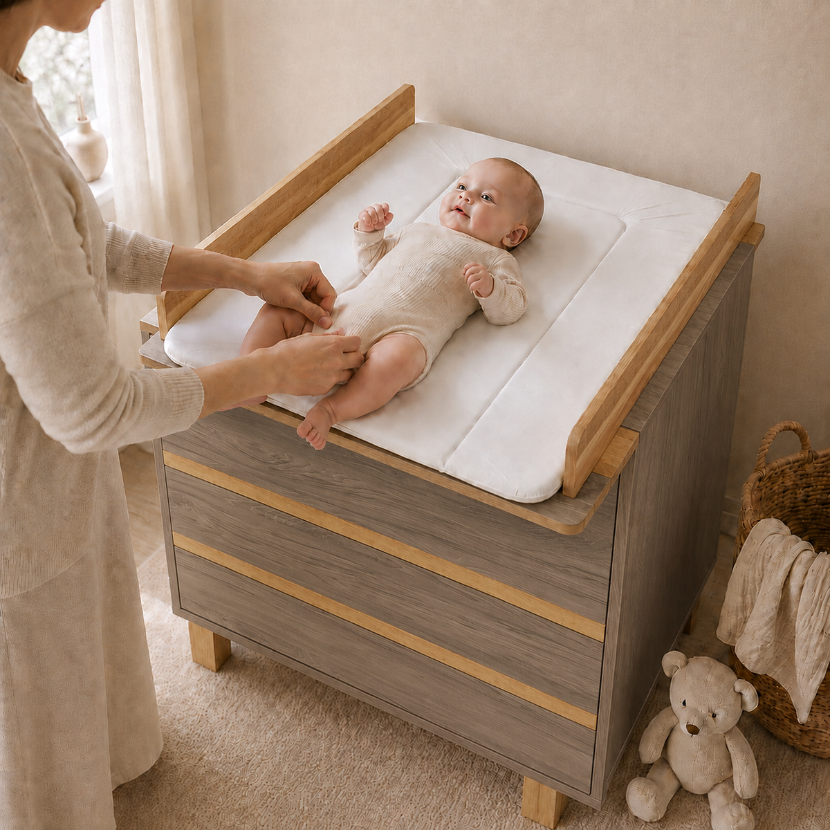VILHA Wickelkommode Dunkelhickory mit Wickelauflage – Baby wird komfortabel auf der Wickelfläche gewickelt