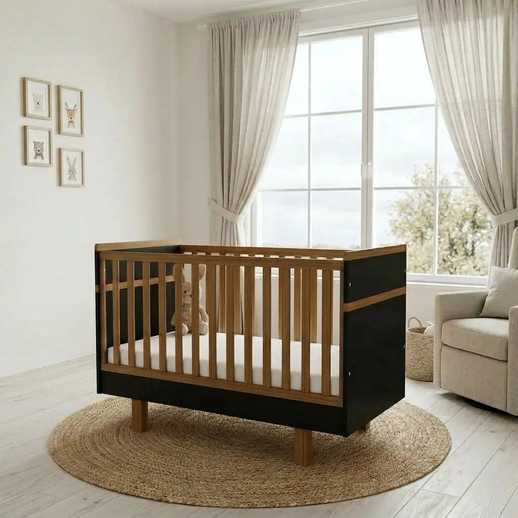 Vilha Babybett 70x140 in Graphit und Natur aus Holz im modernen Kinderzimmer   - Mitwachsendes Babybett 70x140 Graphit Natur mit höhenverstellbarem Lattenrost