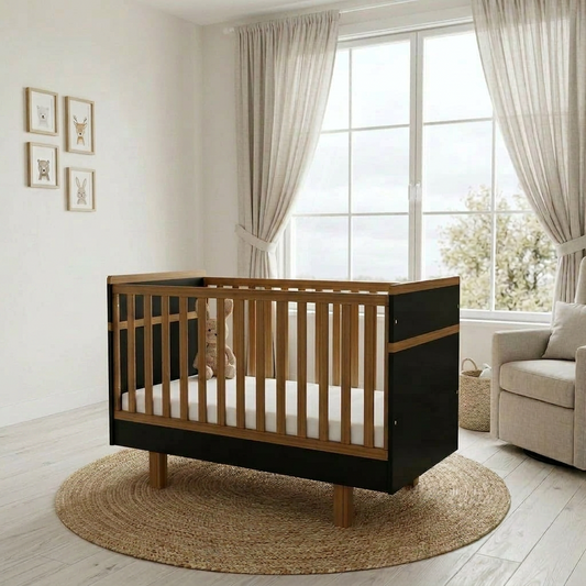 Vilha Babybett 70x140 in Graphit und Natur aus Holz im modernen Kinderzimmer   - Mitwachsendes Babybett 70x140 Graphit Natur mit höhenverstellbarem Lattenrost