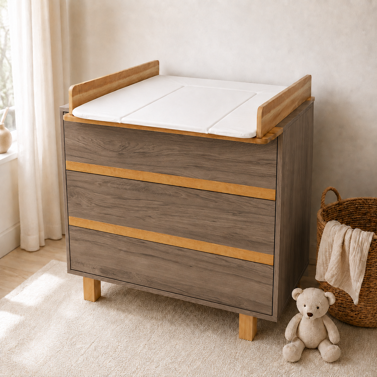 Wickelkommode Dunkelhickory mit abnehmbarem Wickelaufsatz und weißer Wickelauflage im modernen Babyzimmer