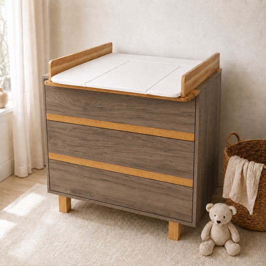 Wickelkommode Dunkelhickory mit abnehmbarem Wickelaufsatz und weißer Wickelauflage im modernen Babyzimmer